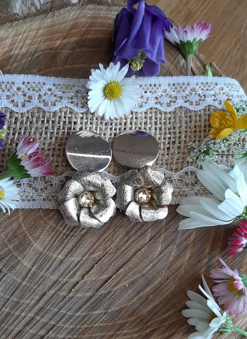 Ohrringe Mit Goldener Blume Aus Echtem Leder Und Goldenem Swarovski Kristall - Handgefertigt von AtelierVonSimone