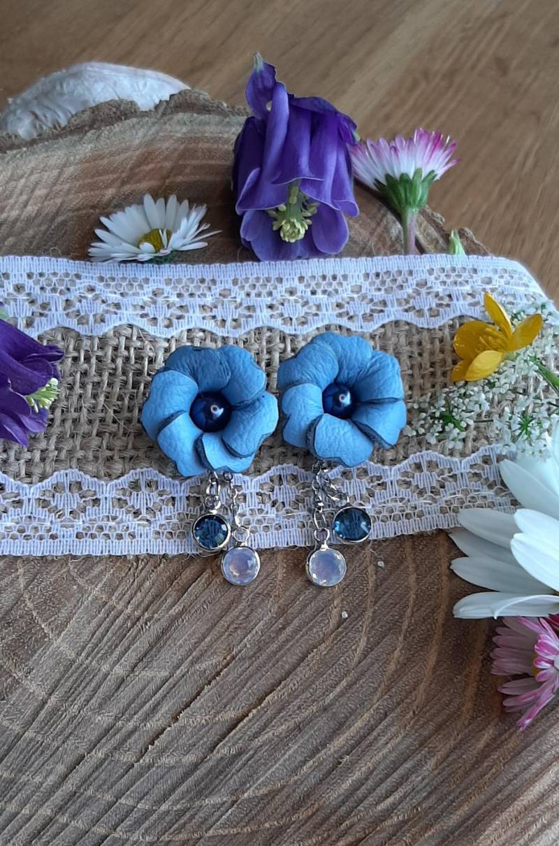 Ohrstecker Mit Blumen Aus Leder Handgefertigt in Der Farbe Hellblau Dunkelblauer Perle U. Kristallglasanhängern Blau/Opalweiß von AtelierVonSimone