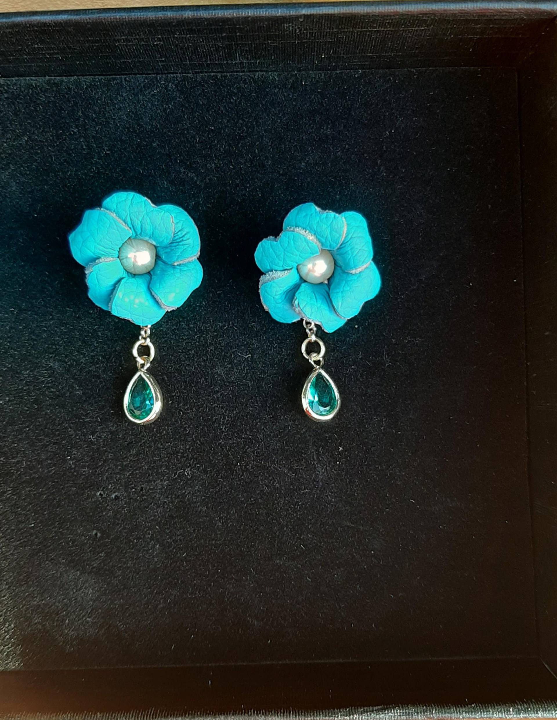 Ohrstecker Mit Blumen Aus Leder Türkis - Handgemacht Kristallglasanhänger in Smaragdgrün. Edelstahl Goldfarbe von AtelierVonSimone