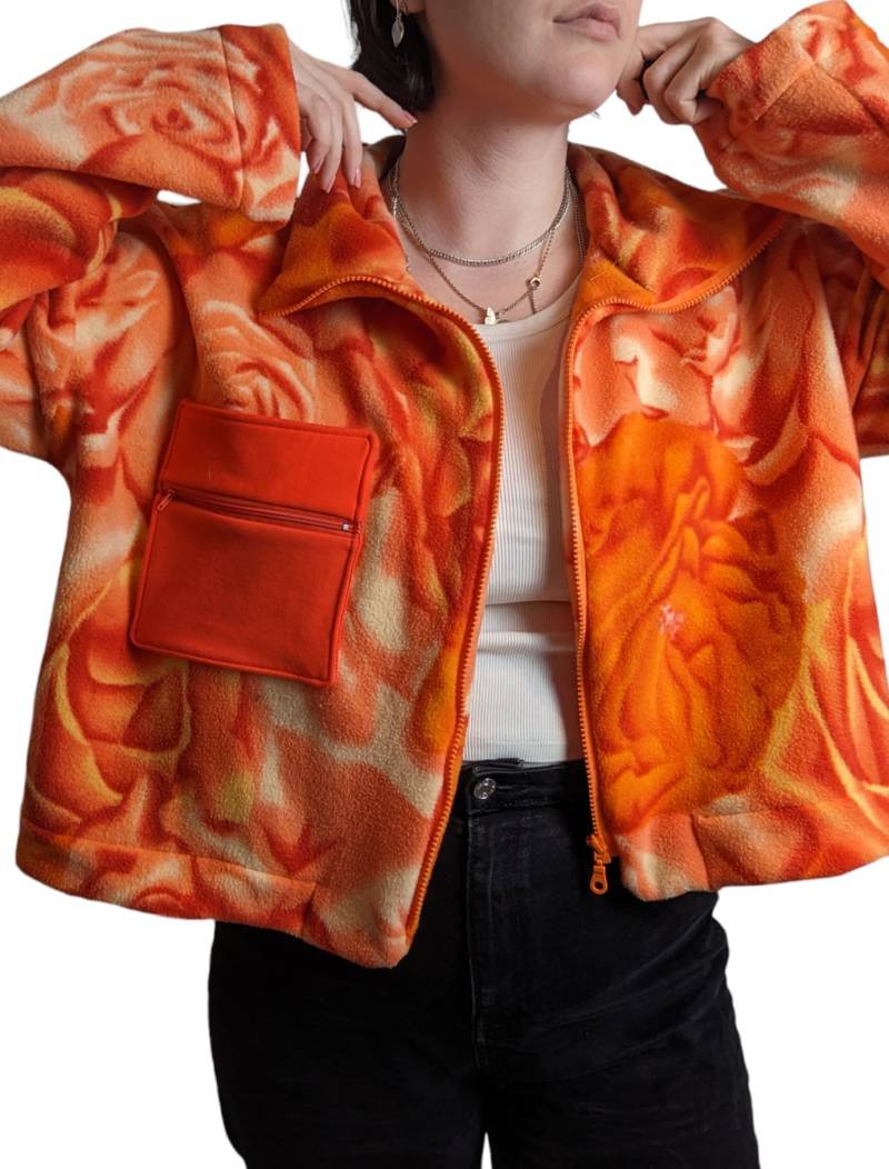 xl Upcycling Zip-Up Fleecejacke, Reworked, Handgenäht Und Nachhaltig Aus Secondhand Erworbener Fleecedecke, Handmade in Germany, Rosenmuster von AtelierWestfluegel