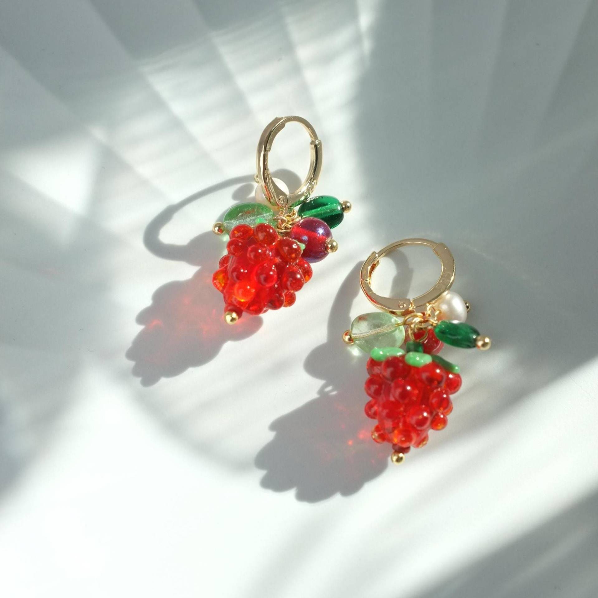 Petite Baie - Beeren Ohrring-Set Aus Glasperlen Und Süßwasserperlen Petite Baie - Beeren Ohrring-Set Aus Glasperlen Und Süßwasserperlen von AtelierYecate