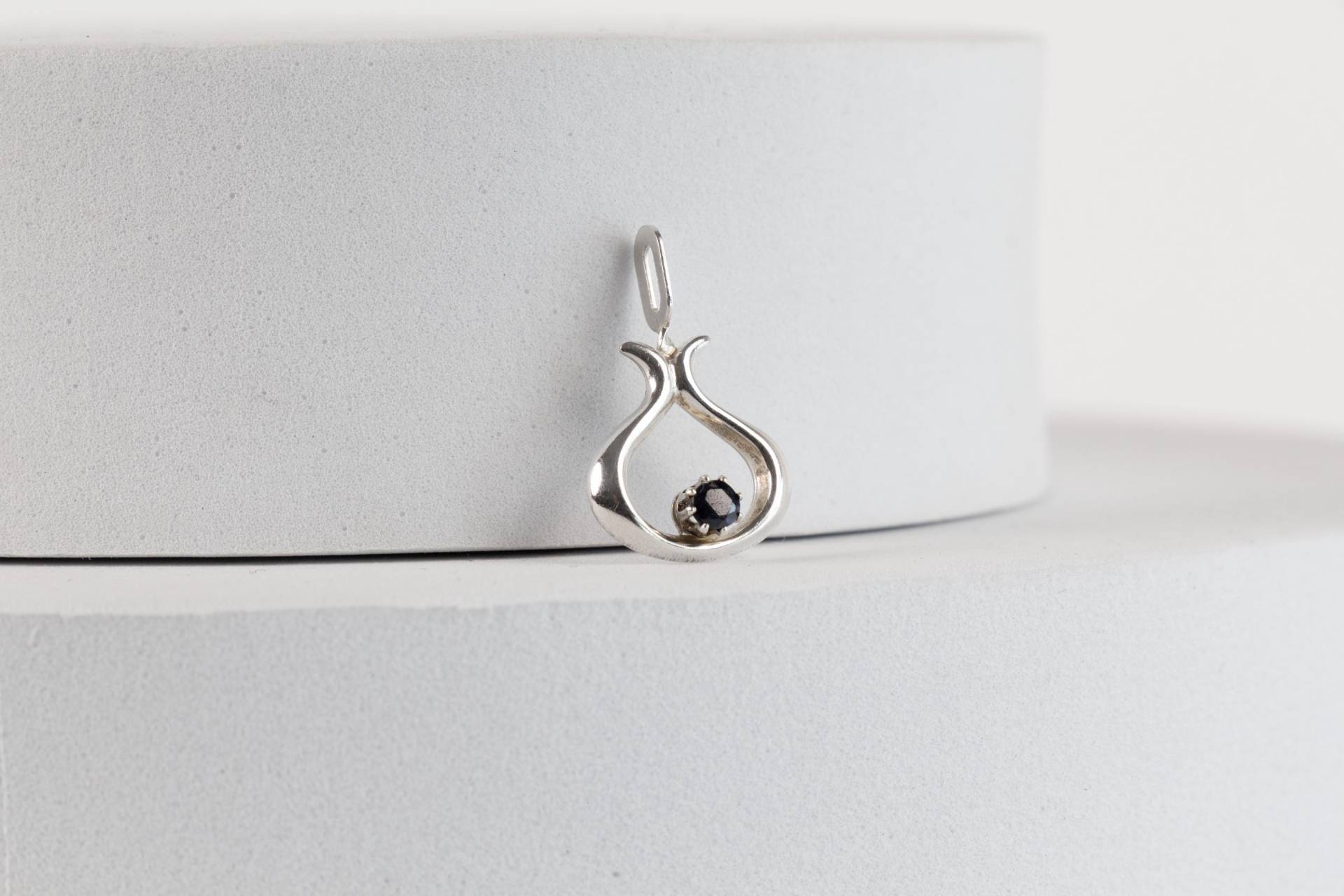 925 Silber Anhänger Mit Saphir - Elegantes Schmuckstück, Zeitloses Design von AtelierZurLinde