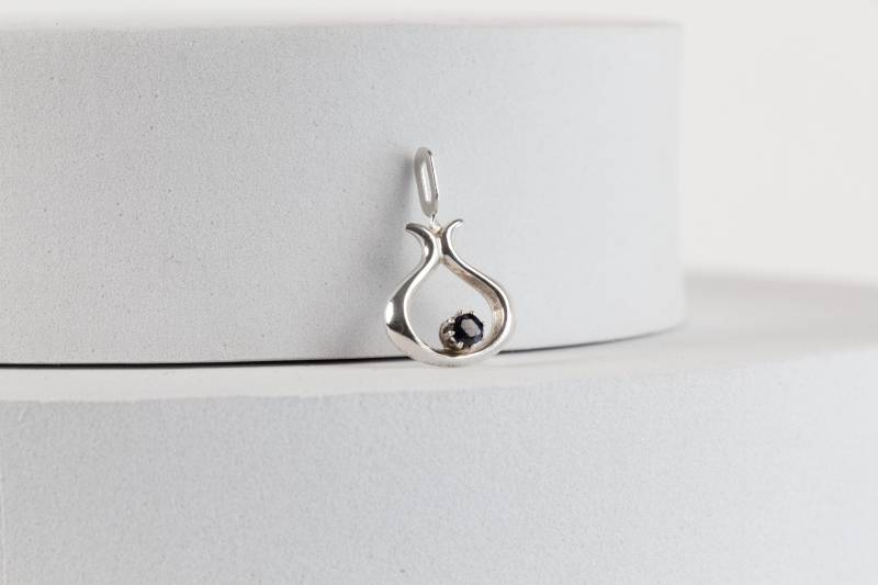 925 Silber Anhänger Mit Saphir - Elegantes Schmuckstück, Zeitloses Design von AtelierZurLinde