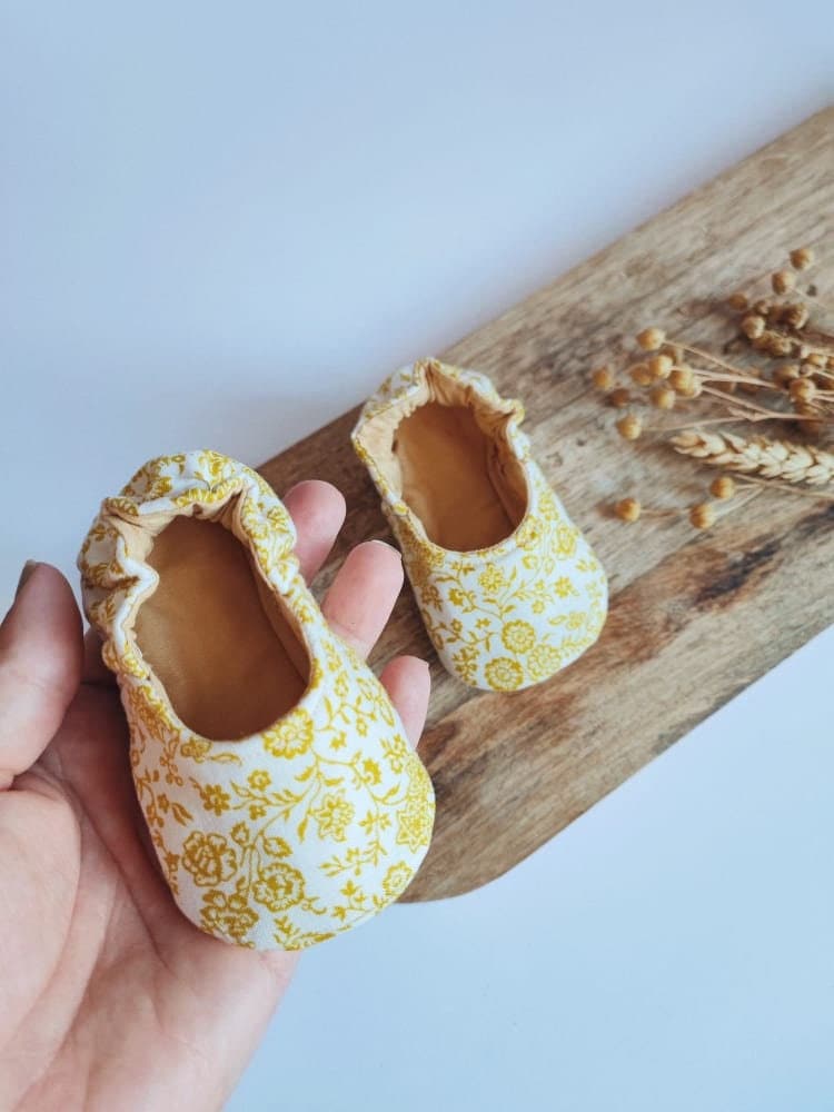 Anpassbare Schuhe Für Babys Aus Baumwolle Liberty Blume Gelb von AteliercherieDesigns
