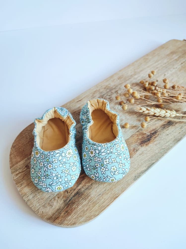 Anpassbare Schuhe Für Babys Aus Blühender Baumwolle Grau/Gelb von AteliercherieDesigns
