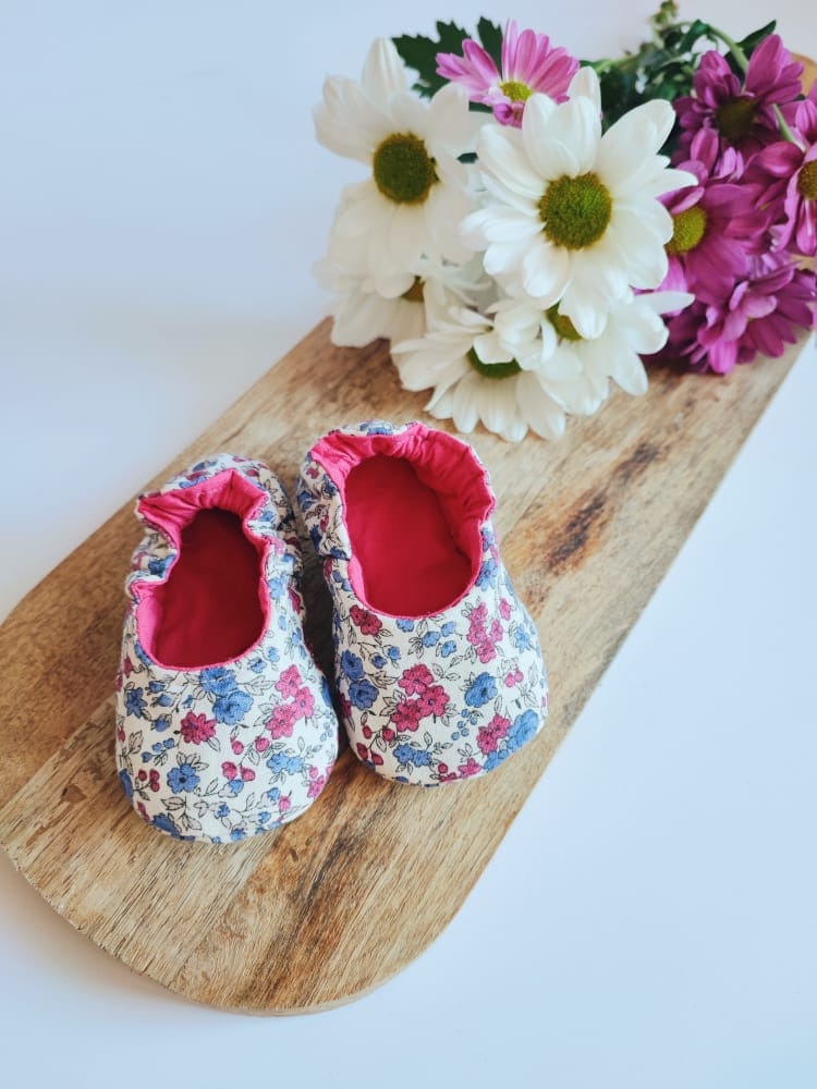 Flexible Anpassbare Schuhe Für Babys Aus Rosa/Blauer Baumwolle von AteliercherieDesigns