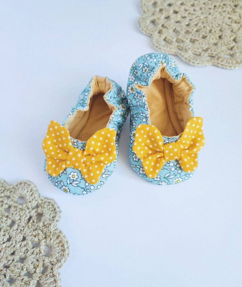 Weiche Und Anpassbare Fliege Hausschuhe Für Babys Aus Grauer Gelber Blumenbaumwolle von AteliercherieDesigns