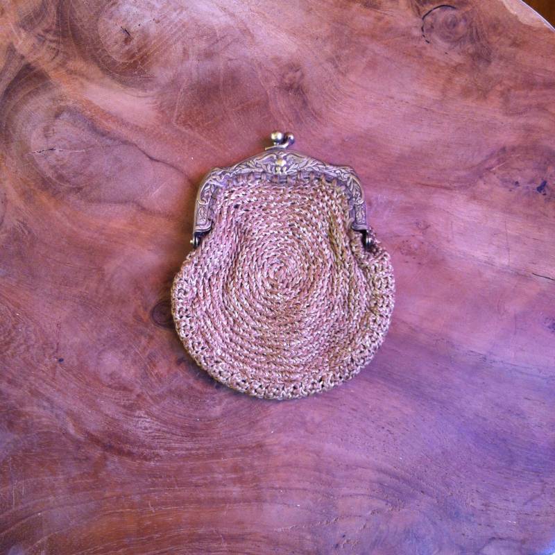 Geldbörse Aus Dem 19. Jahrhundert in Beigefarbenem Häkeln Und Weißem Metallverschluss Mit Adler-Und Laubmustern von AtelierdAlexandra