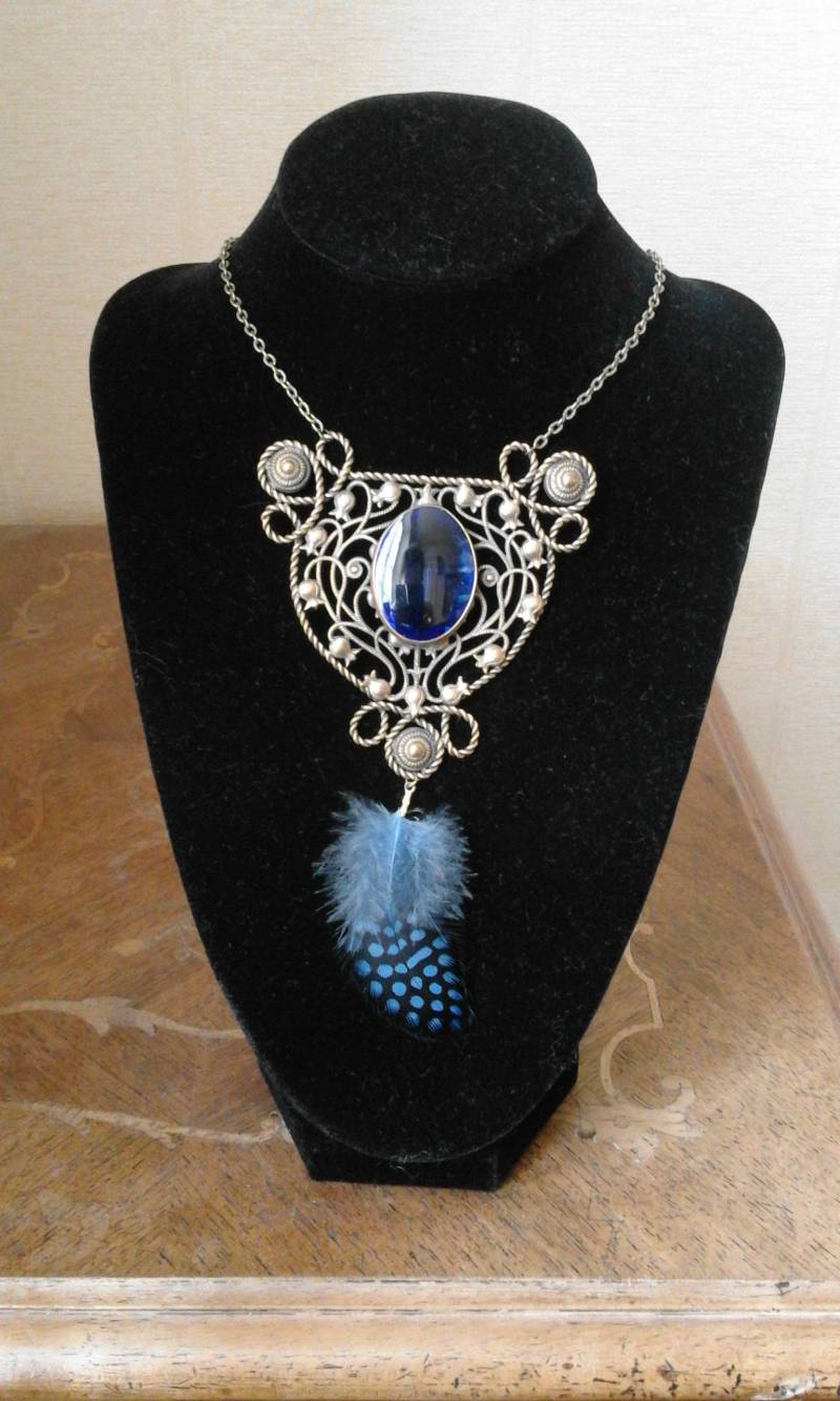 Kreation - Große Jugendstil-Kunststoff-Halskette Aus Offenem Bronze-Metall Und Großen Blauen Stein Baumelnd Gefleckt Blaue Feder Kreation - Große Jugendstil-Kunststoff-Halskette Aus Offenem Bronze-Metall Und Großen Blauen Stein Baumelnd Gefleckt Blaue Feder von AtelierdAlexandra