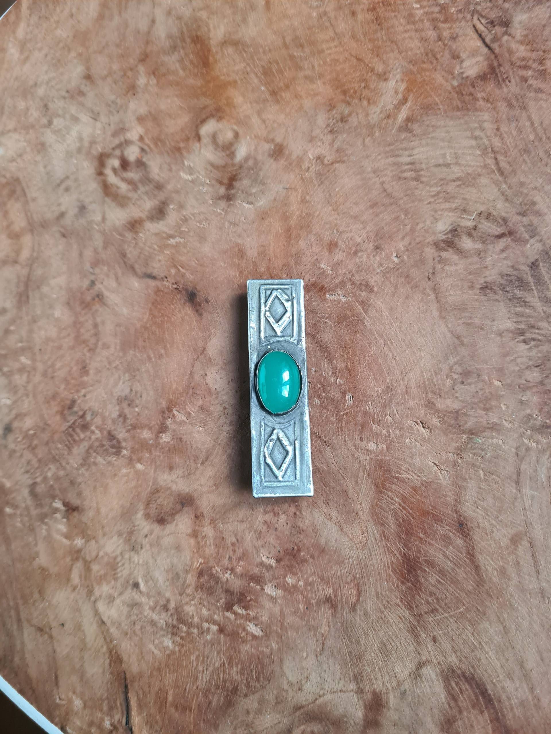 Metallkunst Und Handwerk Brosche Mit Ovalem Grünem Stein Metallkunst Und Handwerk Brosche Mit Ovalem Grünem Stein von AtelierdAlexandra