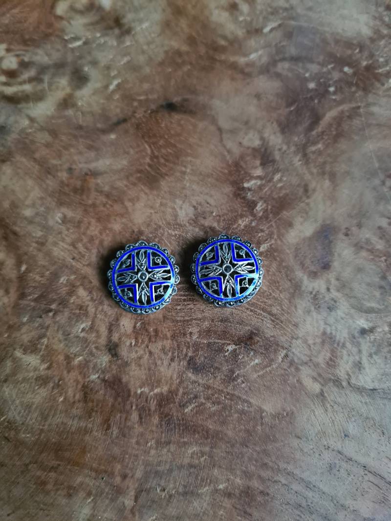 Runde Belle Epoque Metallohrringe Mit Markassiten Und Blauer E-Mail von AtelierdAlexandra