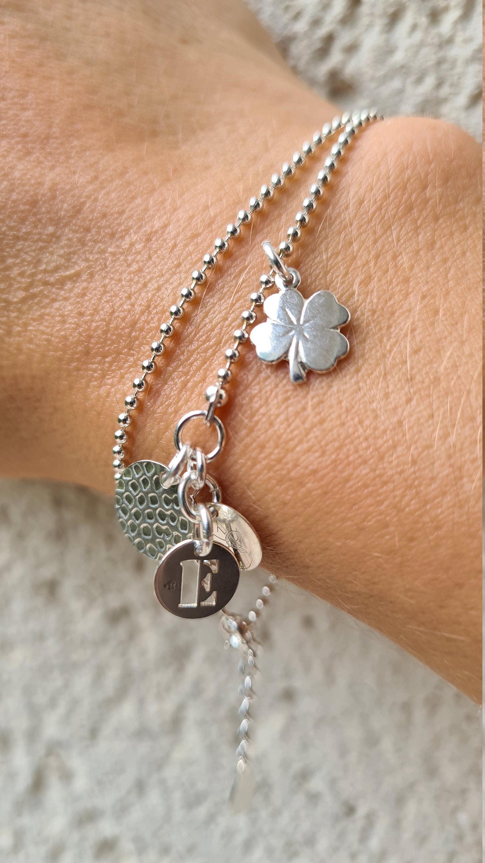 Doppelt Gedrehtes Charm-Armband Aus Silber 925 Bringt Glücksklee Und Seine Quasten | Anpassung Möglich, Maximal 4 Buchstaben Doppelt Gedrehtes Charm-Armband Aus Silber 925 Bringt Glücksklee Und Seine Quasten | Anpassung Möglich, Maximal 4 Buchstaben von AtelierdEmily