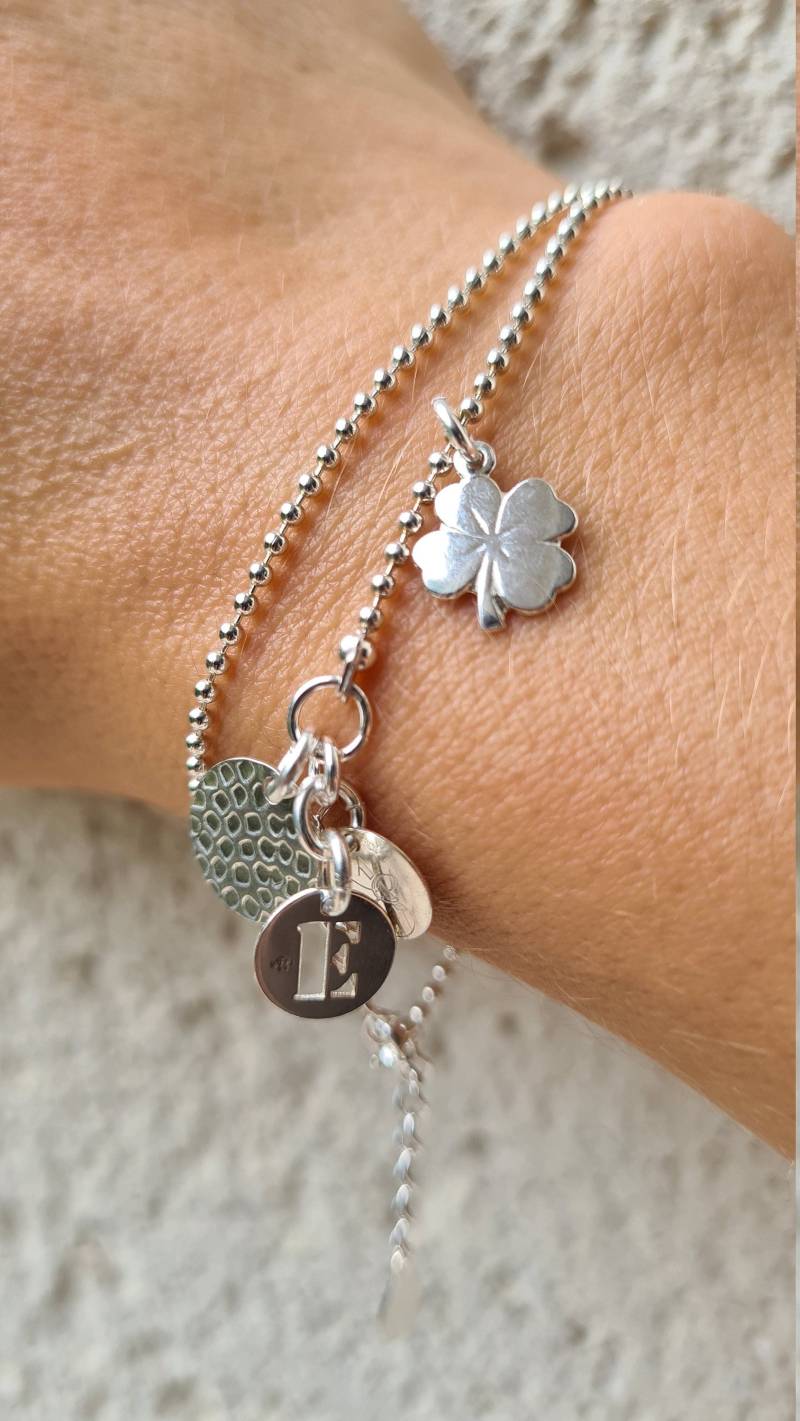 Doppelt Gedrehtes Charm-Armband Aus Silber 925 Bringt Glücksklee Und Seine Quasten | Anpassung Möglich, Maximal 4 Buchstaben von AtelierdEmily