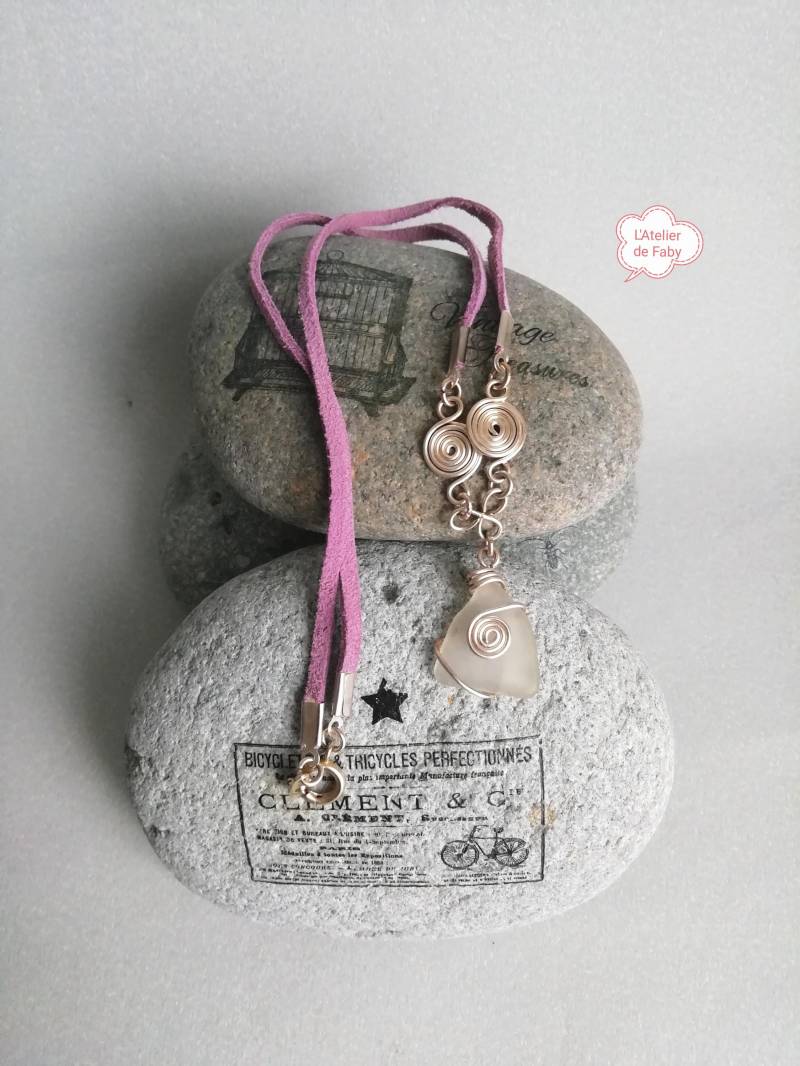 Halskette Mit Anhänger Aus Poliertem Glas Und Wildlederband von AtelierdeFaby