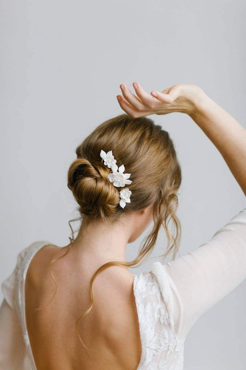 Kämme Für Die Brautfrisur Mit Hübschen Blumen Und Porzellanblütenblättern „Mina" Kämme Für Die Brautfrisur Mit Hübschen Blumen Und Porzellanblütenblättern „Mina" von AtelierdeSylvie