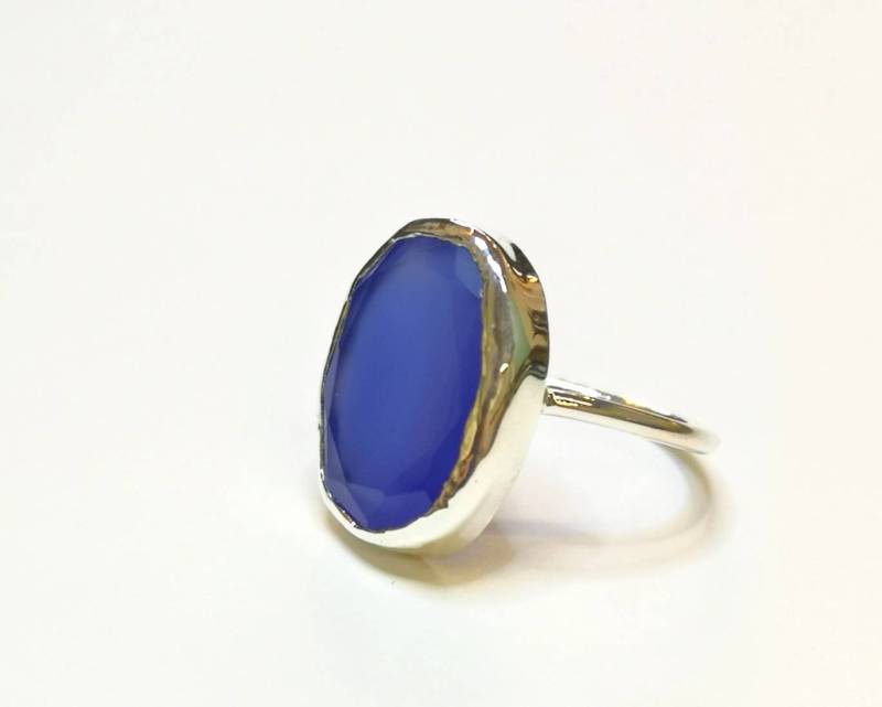 Ring Mit Einer Blauen Agathe Facetiert Ring Mit Einer Blauen Agathe Facetiert von Atelierdeverson