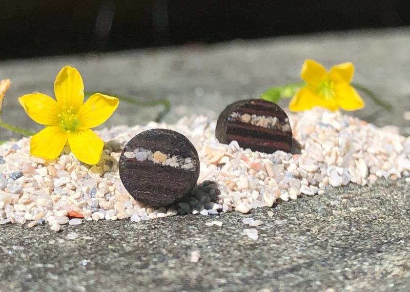 Mit Sand Verkrustete Holzohrringe Von Miami Beach. Originelle Ohrringe Aus Tropenholz. Handgefertigt in Kanada von AtelierdubonBouleau