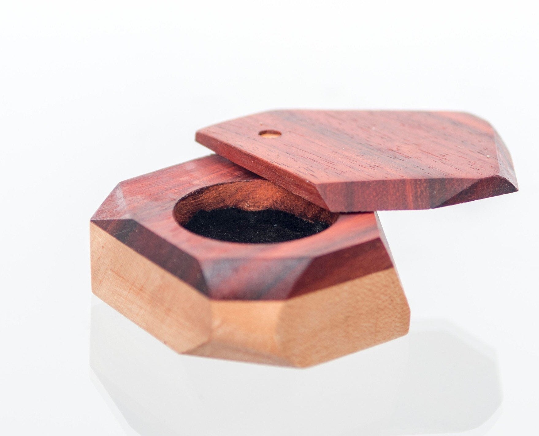 Schmuckkästchen Handgefertigtes Ringetui. Anpassbare Heiratsantragsbox Aus Holz. in Montreal Handgefertigter Ringhalter Schmuckkästchen Handgefertigtes Ringetui. Anpassbare Heiratsantragsbox Aus Holz. in Montreal Handgefertigter Ringhalter von AtelierdubonBouleau
