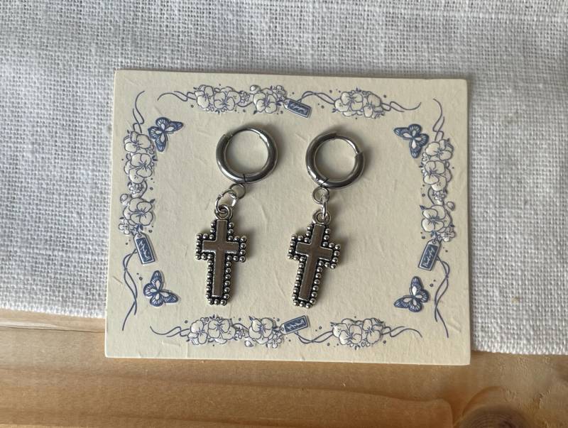 Kreuz Creolen Ohrringe Silber - Kleine Hoops Mit Kreuz-Anhängern | Vintage Goth Alternative Schmuck Midnight Collection Kreuz Creolen Ohrringe Silber - Kleine Hoops Mit Kreuz-Anhängern | Vintage Goth Alternative Schmuck Midnight Collection von AteliernoorCo