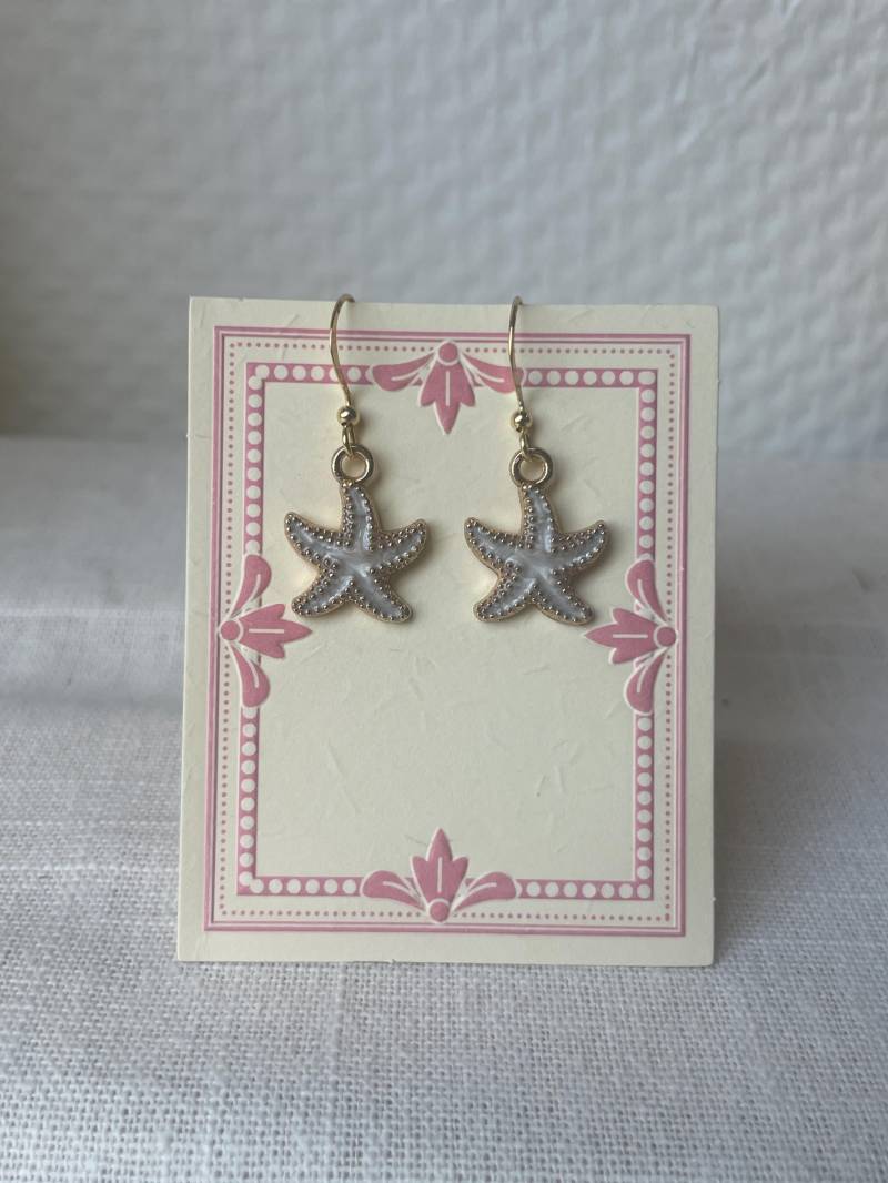 Seestern Ohrringe Gold & Weiß - Boho -Maritime Sommer Hängeohrringe Strand Schmuck Handmade | Maritime Collection Seestern Ohrringe Gold & Weiß - Boho -Maritime Sommer Hängeohrringe Strand Schmuck Handmade | Maritime Collection von AteliernoorCo