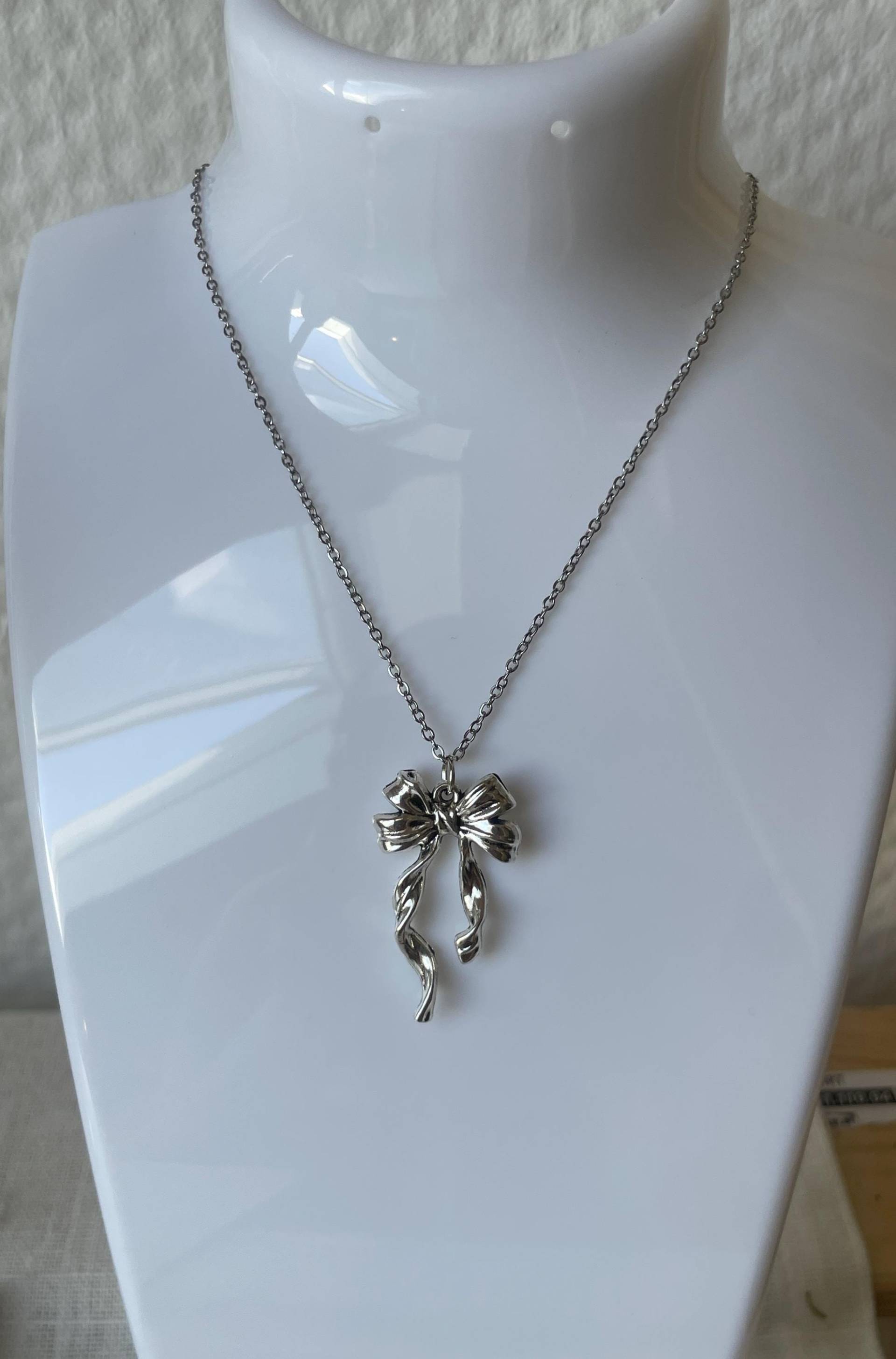 Silberne Edelstahl Kette Mit Schleifen Anhänger - Silver Ribbon Bow Necklace Silberne Edelstahl Kette Mit Schleifen Anhänger - Silver Ribbon Bow Necklace von AteliernoorCo