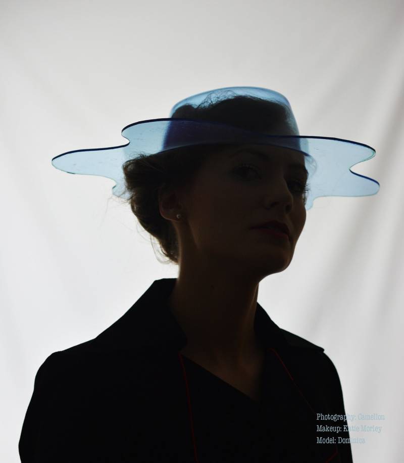 Einzigartige Kopfschmuck Avant Garde Hut Innovative Kopfbedeckung Design Klar Transparent Wellig Brim Blue Tint Perspex Millinery von AtelierofFashionNArt