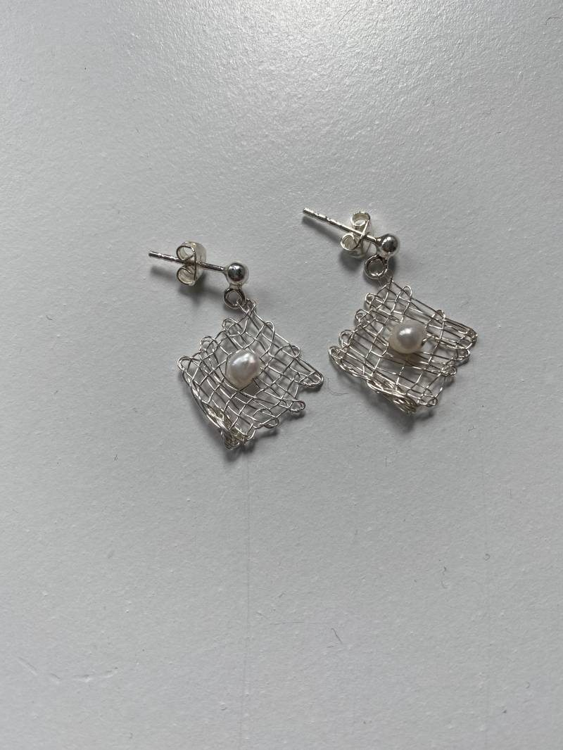 Ohrringe Mit Steckberschluß Aus Handgeklöppelten Silberdraht Je Einer Eingearbeiteten Weißen Süßwasserzuchtperle von Atelierwetzel