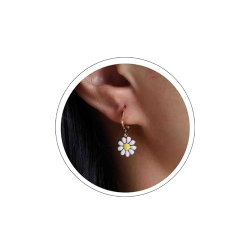 Boho Creolen mit Gänseblümchen Charm goldene Emaille Gänseblümchen Huggie Creolen niedliche Gänseblümchen Creolen kleine Blumen Creolen baumelnde Sonnenblumen Creolen Schmuck für Frauen und Mädchen von Atentuyi