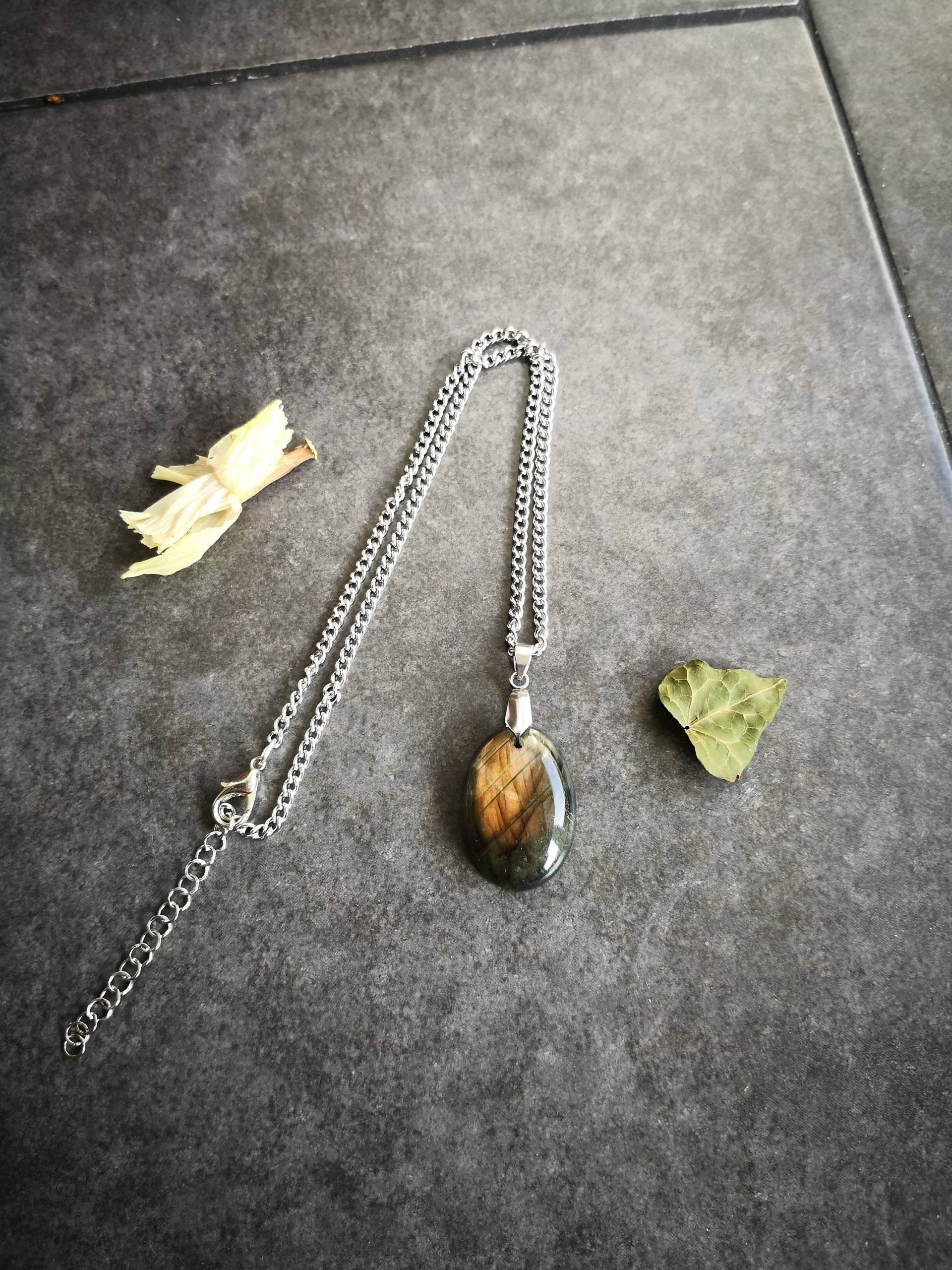 Halskette Mit Rosafarbenem Labradorit-Cabochon-Anhänger Aus Rostfreiem, Silbernem Stahl Halskette Mit Rosafarbenem Labradorit-Cabochon-Anhänger Aus Rostfreiem, Silbernem Stahl von AthanorCreations