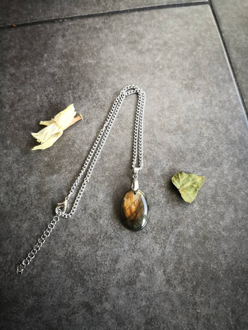 Halskette Mit Rosafarbenem Labradorit-Cabochon-Anhänger Aus Rostfreiem, Silbernem Stahl Halskette Mit Rosafarbenem Labradorit-Cabochon-Anhänger Aus Rostfreiem, Silbernem Stahl von AthanorCreations