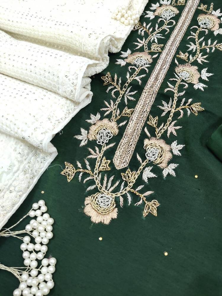 Atharva Hand Bestickt Salwar Kameez/3D Hals Flaschengrün Georgette Sequence Dupatta Creme Custom Stitch Unstitch Geschenk Ge9006B von AtharvaHandloom