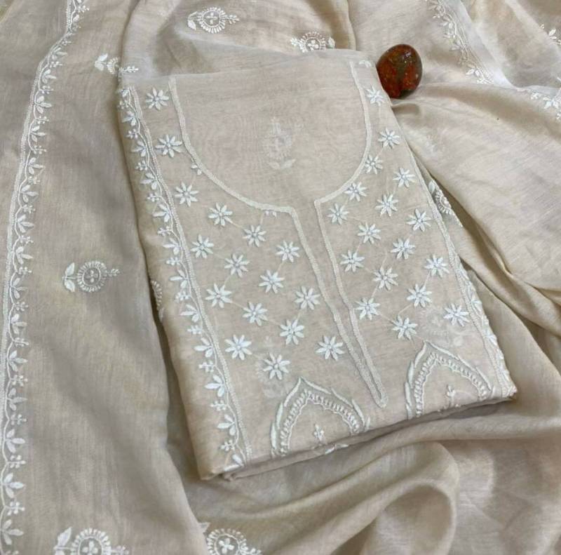 Atharva Handbesticktes Lucknowi Work Chanderi Shirt/Beige Bootis Auf Rücken Handarbeit Dupatta Benutzerdefinierter Stich Unstich Geschenk Luck15 von AtharvaHandloom