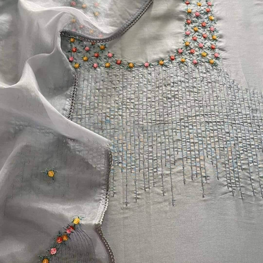 Atharva Handgestickter Salwar Kameez Grey Chanderi/Halsstickerei/Embroidery Organza Dupatta/Custom Stitch Unstitch/Patiala/Hose/Ch1662A Atharva Handgestickter Salwar Kameez Grey Chanderi/Halsstickerei/Embroidery Organza Dupatta/Custom Stitch Unstitch/Patiala/Hose/Ch1662A von AtharvaHandloom