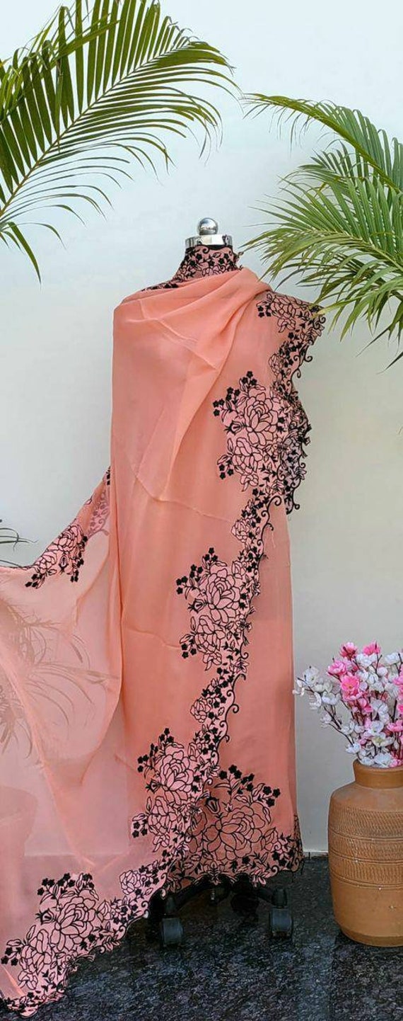 Atharva Handstickerei Salwar Kameez/Chanderi Cut-Work Shirt Border Work Dupatta Colorz Verfügbar Custom Stitch Unstitch Cut8021 von AtharvaHandloom