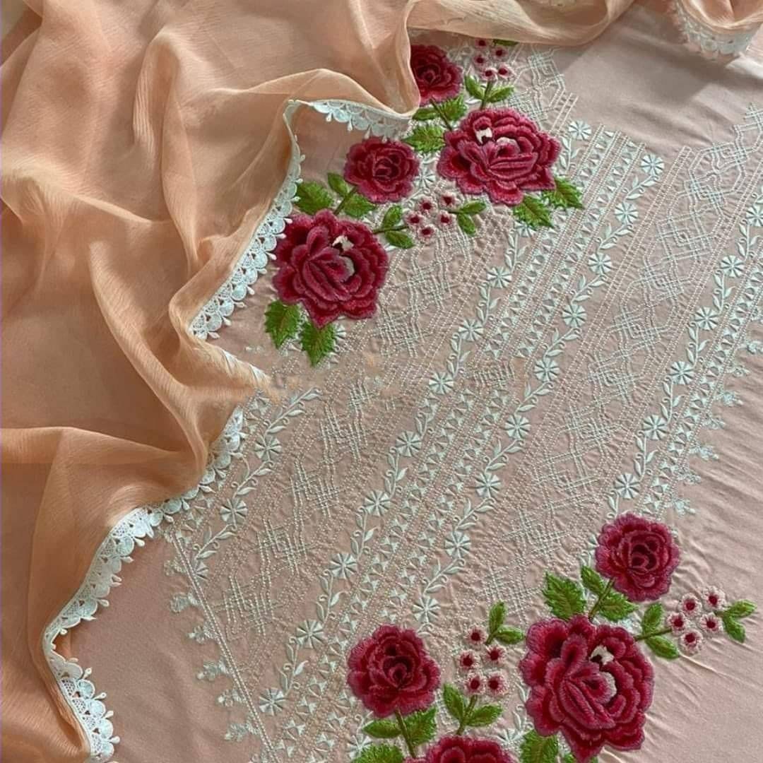Atharva Handstickerei Salwar Kameez/Chanderi Seide/Chiffon Dupatta W/Spitze/Pfirsich/Benutzerdefinierte Stich Atharva Handstickerei Salwar Kameez/Chanderi Seide/Chiffon Dupatta W/Spitze/Pfirsich/Benutzerdefinierte Stich von AtharvaHandloom