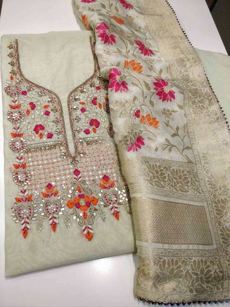 Atharva Handstickerei Salwar Kameez Mit Halsstickerei Hellbeige/Banarsi Meenakari Dupatta Gota Patti Benutzerdefinierte Stich Plazo Patiala Ch1570 von AtharvaHandloom