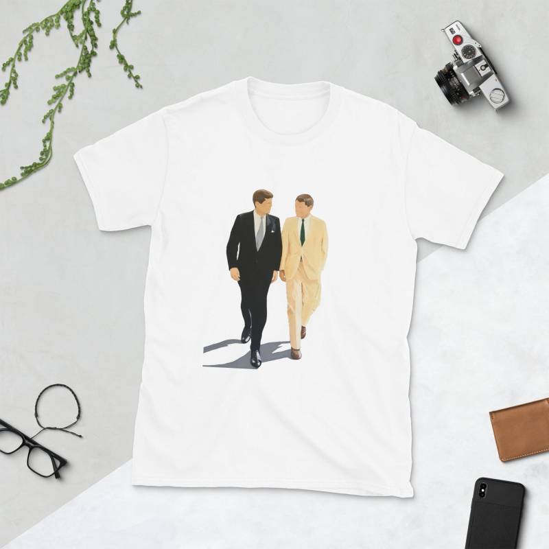 John & Bob Kennedy - Kurzarm Unisex T-Shirt John & Bob Kennedy - Kurzarm Unisex T-Shirt von AthenaArtCollective