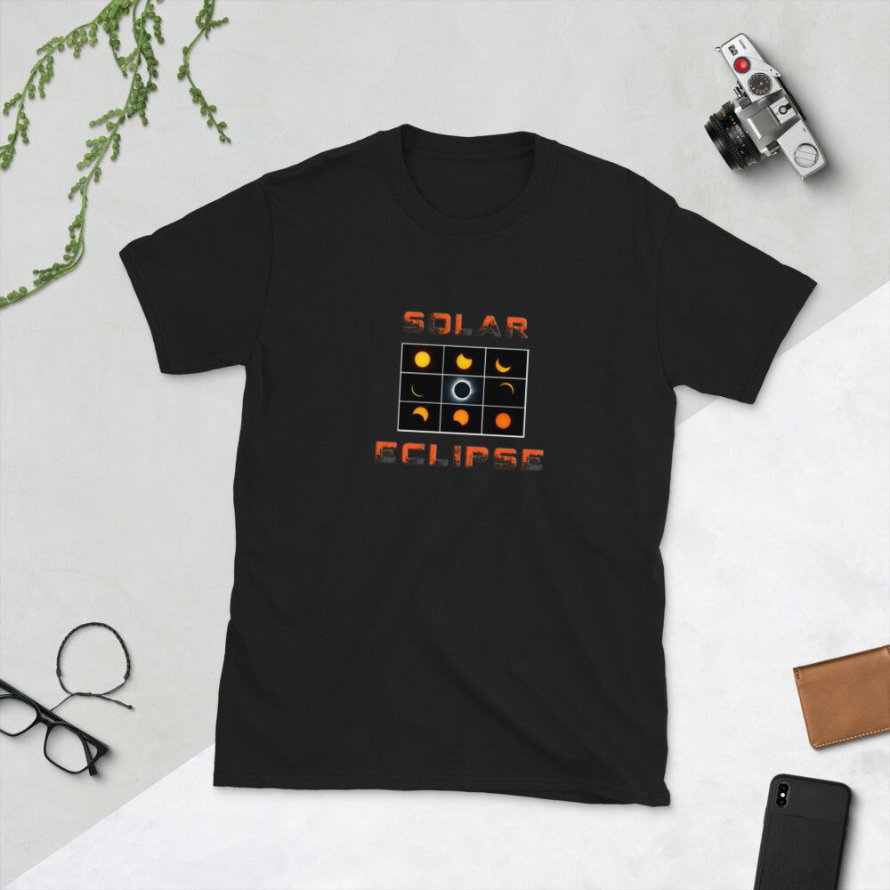 Sonnenfinsternis Unisex T-Shirt Sonnenfinsternis Unisex T-Shirt von AthenaArtCollective