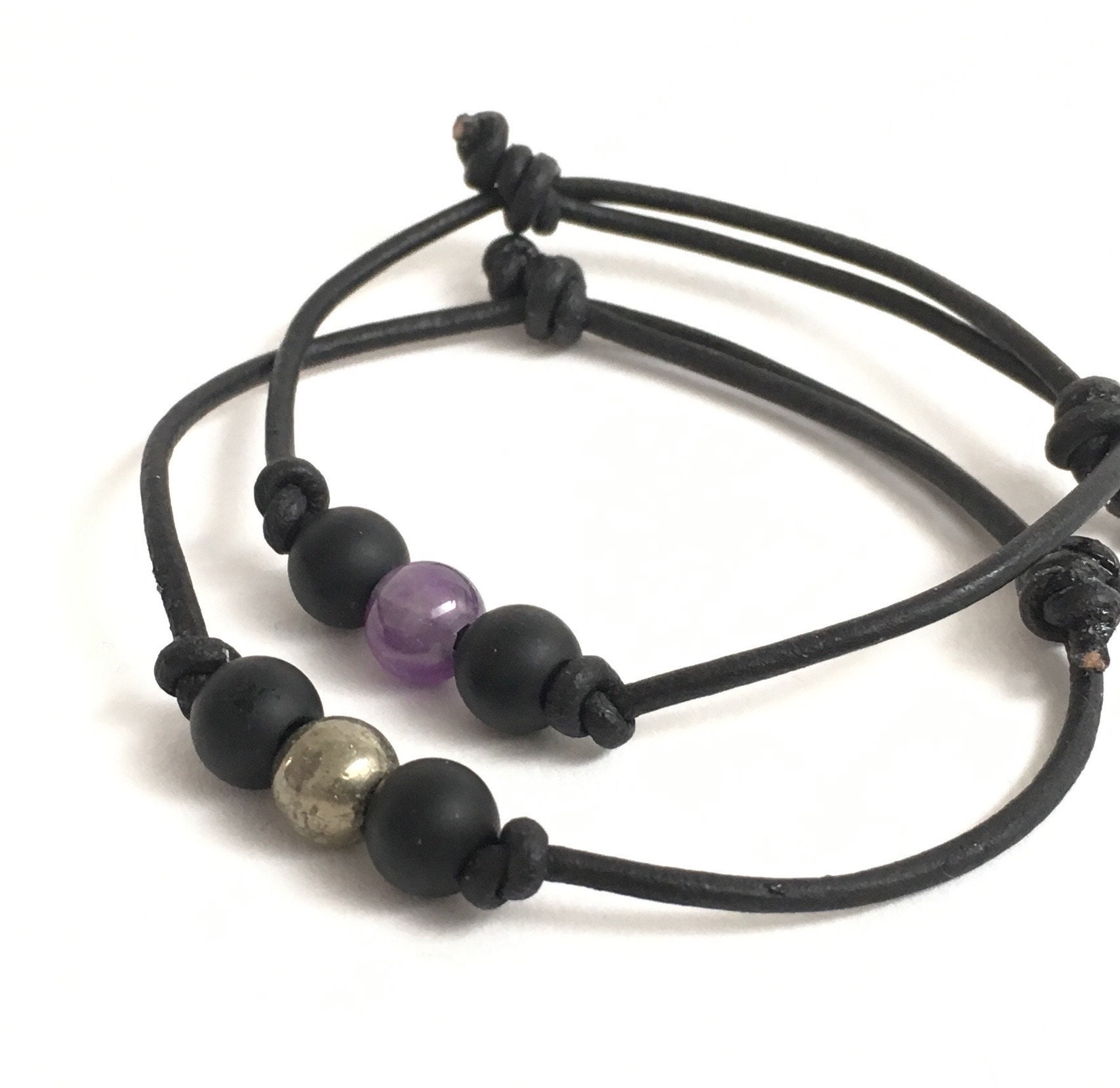 Leder Paare Armband Set Onyx, Amethyst, Und Pyrit Edelsteine von AthenaisJewelryArt