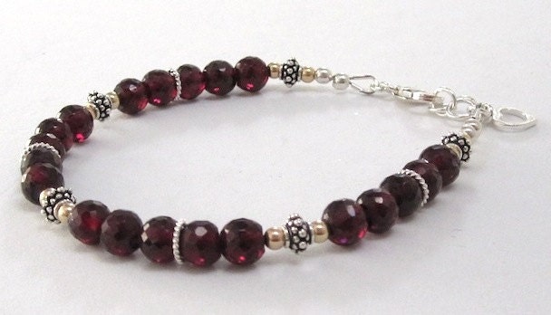 Rote Granate Armband Mit Bali Sterling Silber Perlen, Gold Filled Chakra Healing Schmuck Für Wohlstand, Talisman, Balance, Fruchtbarkeit von AthenaisJewelryArt