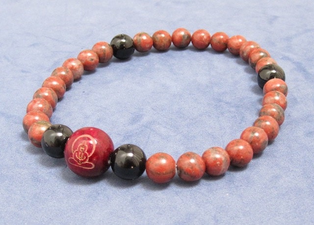 Roter Jaspis & Onyx Handgelenk Mala Armband Buddha Meditations Perlen von AthenaisJewelryArt