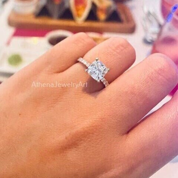 Kissen Cut Moissanite Solitär Mit Akzent Ring, 925 Sterling Silber Verlobungsring, Frauen Ehering, Einzigartiger Vorschlag Für Sie von AthenajewelryArt