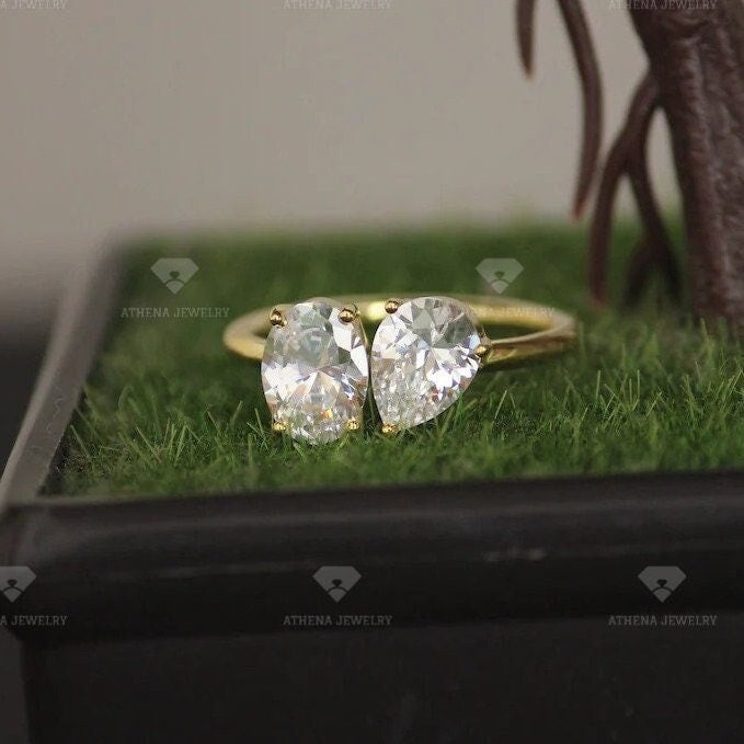 Oval Und Birne Geschnitten Moissanite Toi Et Moi Ring, 18K Solid Gelb Gold Sie Ich Vorschlag Zwei Diamantring, Ehering Für Sie von AthenajewelryArt