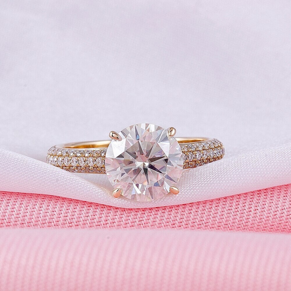 Runder Moissanite Solitär Mit Akzent Ring, 18K Gelbgold Versteckter Halo Ehering, Dreireihiger Runder Diamantring, Geschenk Für Sie von AthenajewelryArt