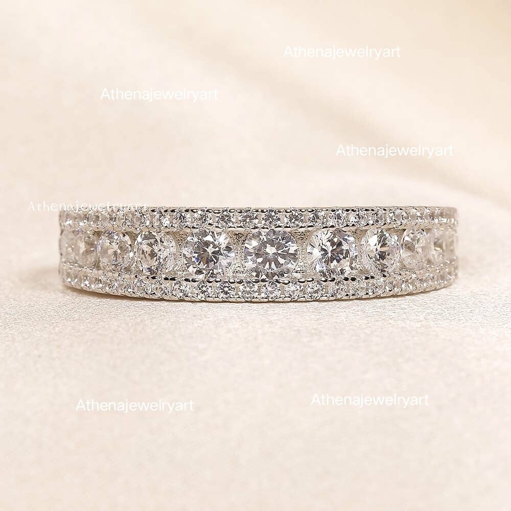 Runder Schnitt Moissanit Drei Rohdiamant Ehering, 925 Sterling Silber Halbe Eternity Band, Passende Stapeln Verlobungsring von AthenajewelryArt