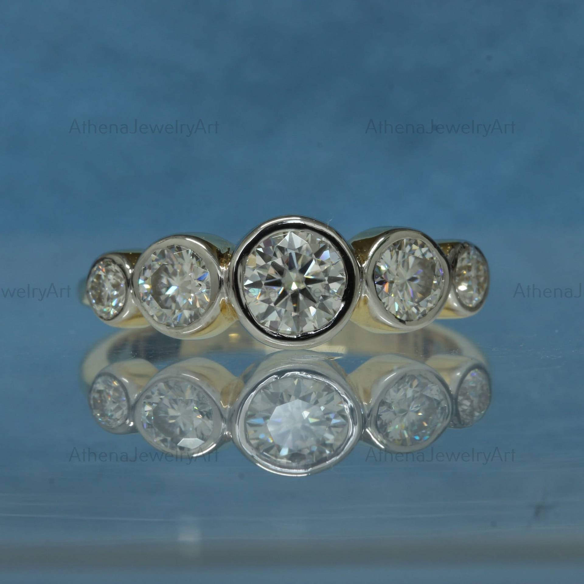 Runder Schnitt Moissanite Volle Lünette Fünf-stein-Ring, 14K Massivem Gelbgold Zweifarbiger Ring, Ehering, Verlobungsring, Vorschlag Ring Für Sie von AthenajewelryArt