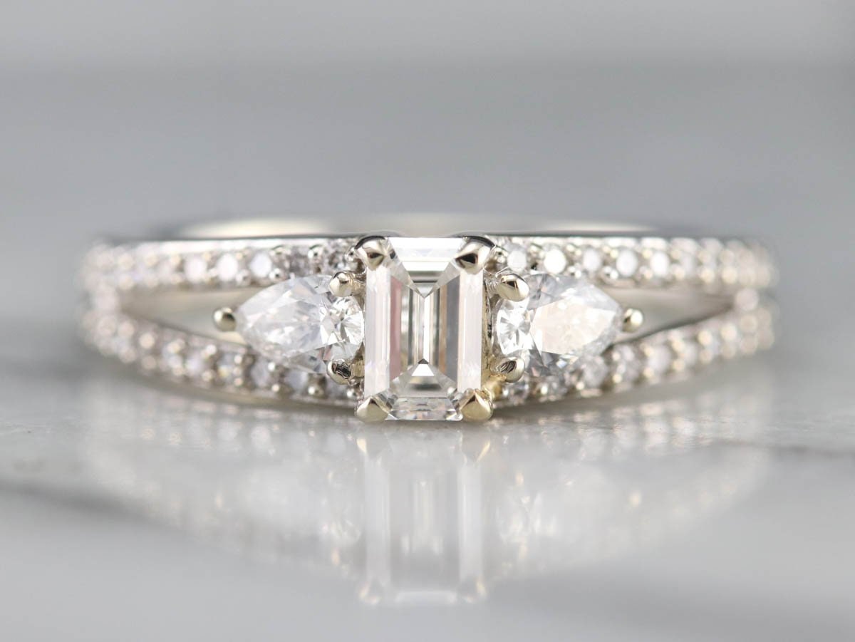 Smaragdschliff Moissanite Drei Stein Ring, 10K Gelbgold Solitär Mit Akzent Split Schaft Frauen Diamant Verlobungsring Für Sie von AthenajewelryArt