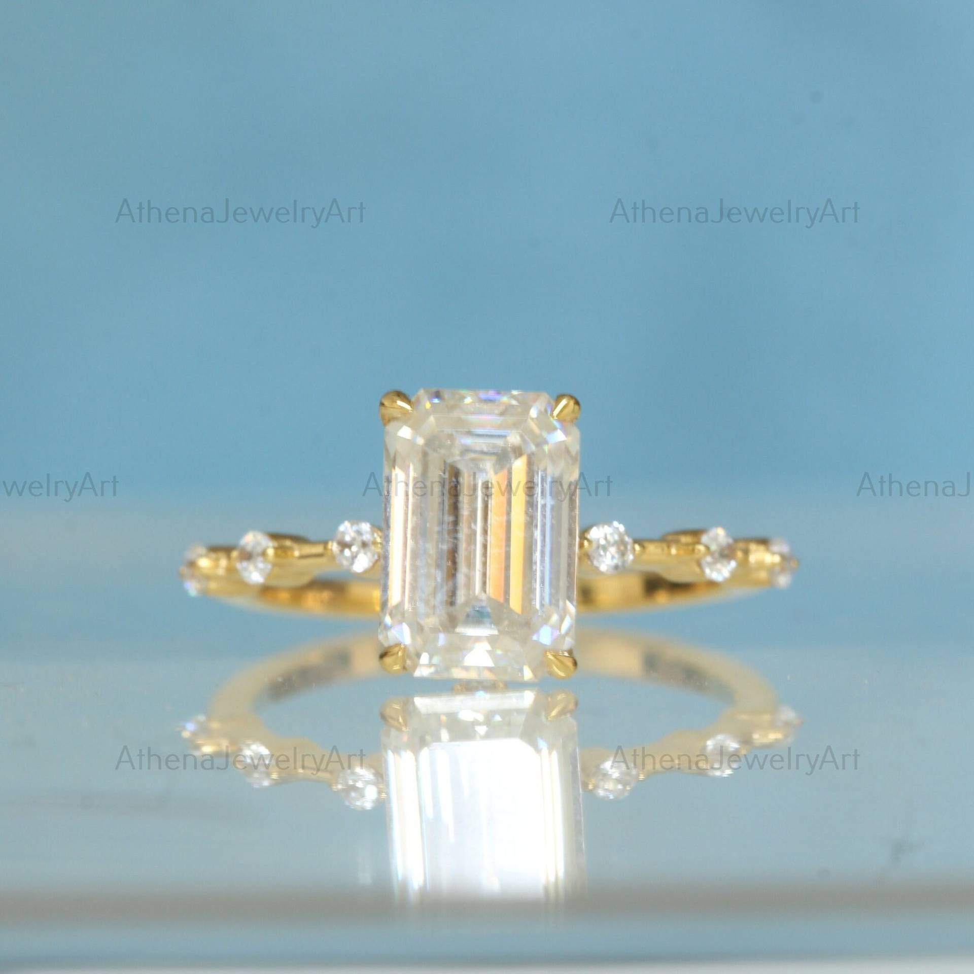 Smaragdschliff Moissanite Solitär Mit Akzent Ring, 18K Gelbgold Verlobungsring, Vorschlag Jahrestag Geschenk Für Frauen von AthenajewelryArt