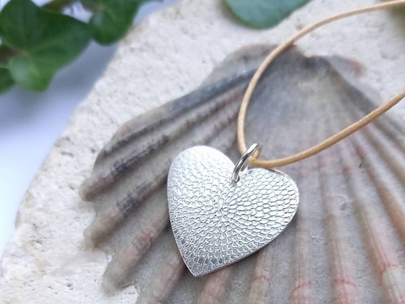 Massiver Sterling Silber, Boho Herz Anhänger, Handgraviert, Chrysantheme Design Massiver Sterling Silber, Boho Herz Anhänger, Handgraviert, Chrysantheme Design von AtheneShollJewellery