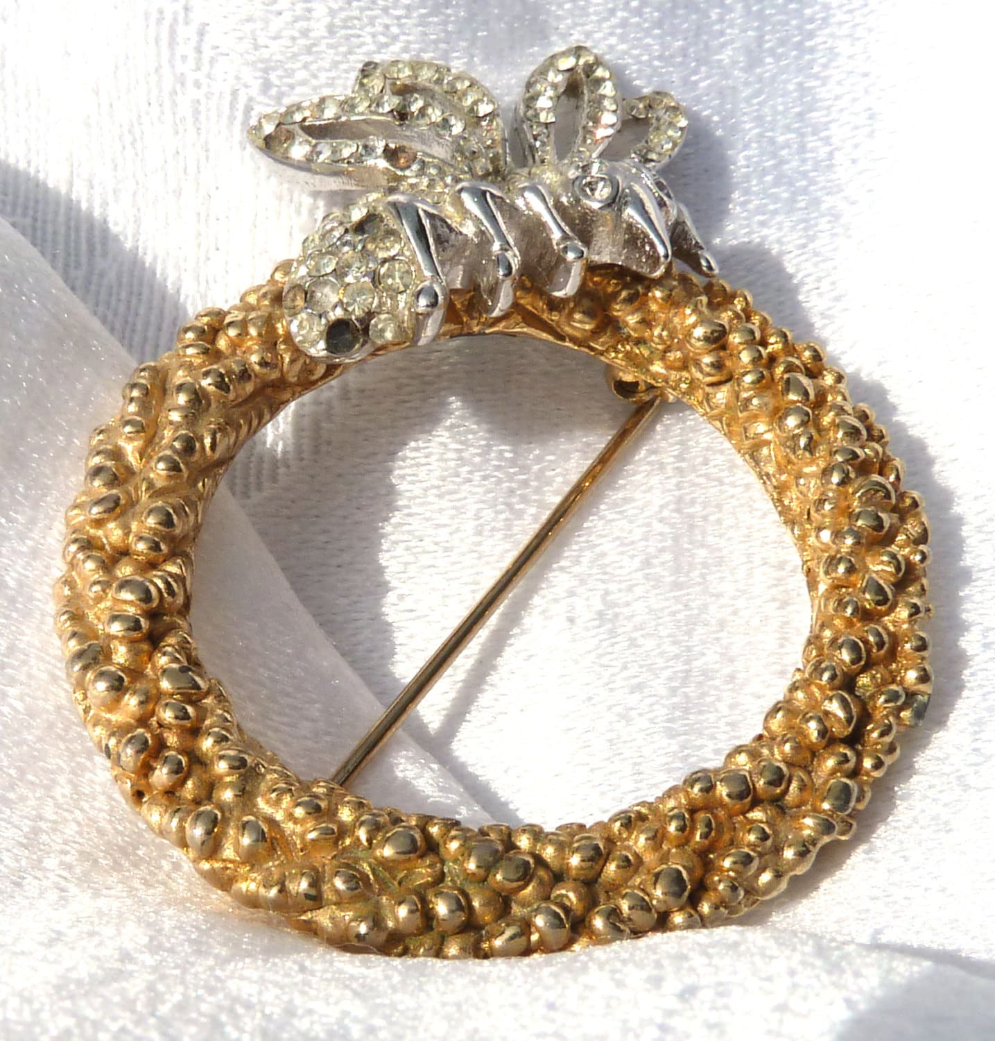 Vergoldete Castlecliff Bee Kreis Pin Vergoldete Castlecliff Bee Kreis Pin von AthenesAttic